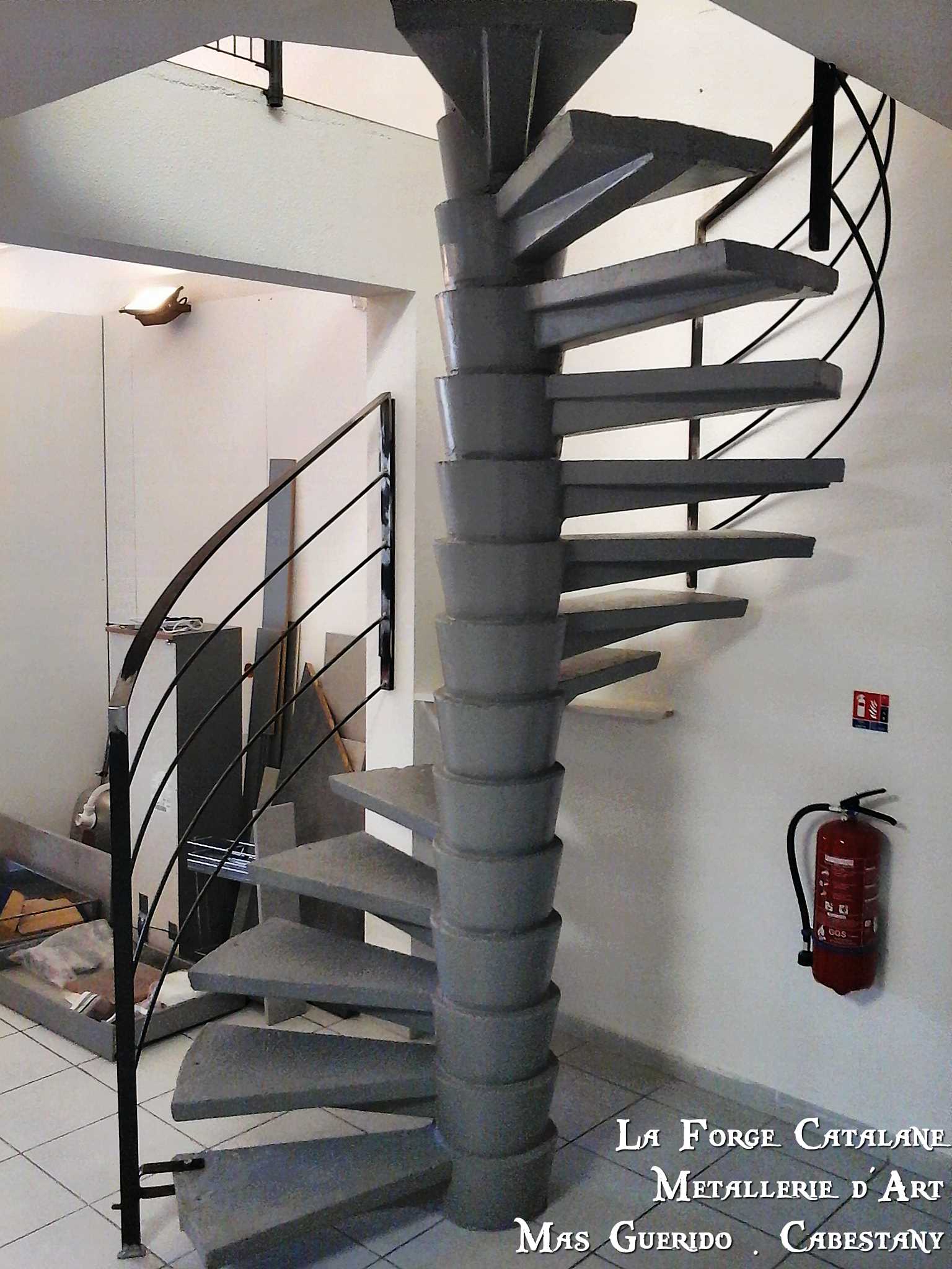 escalier helicoidal rond avec rampant debillardes forge catalane.jpg